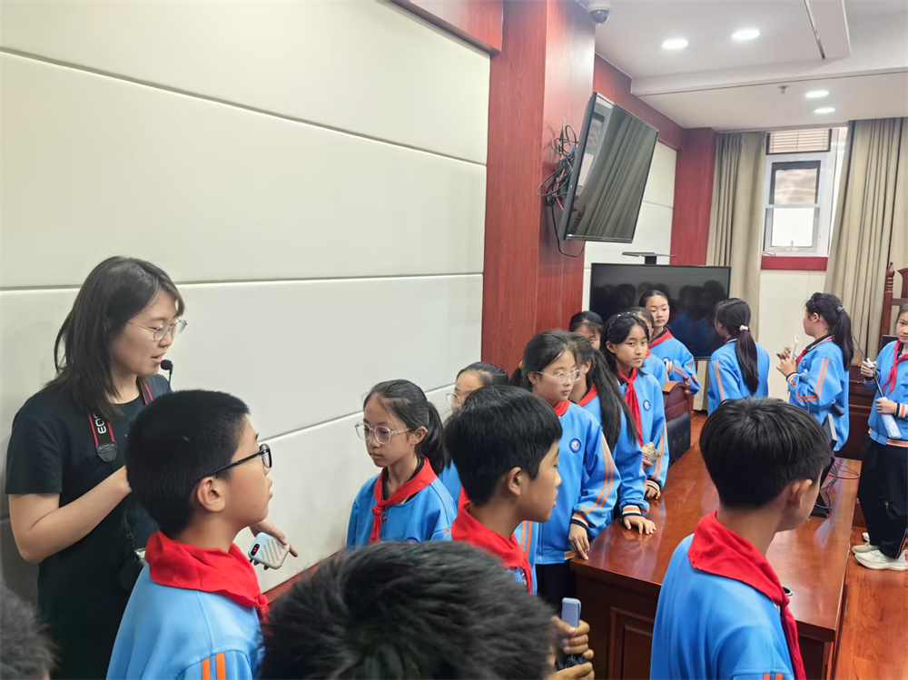 参观审判庭1.jpg