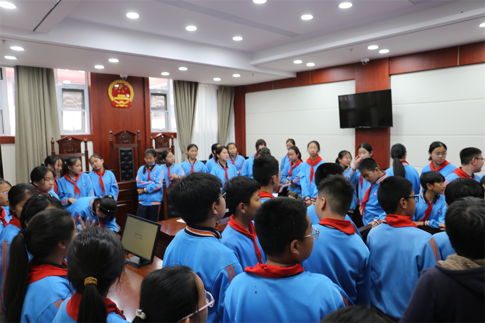 参观审判庭2.jpg