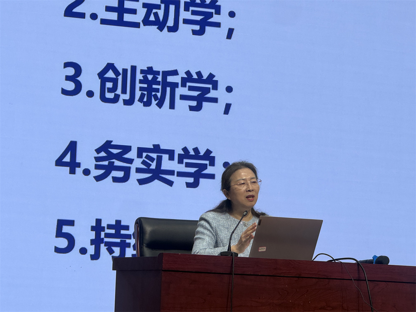 6.配《立足本土守初心,专业成长明路径》标题下的内容(1)。.jpg